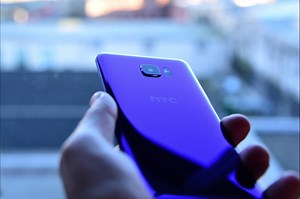 The U Ultra is the perfect blend between metal and glass liquid surface: http://t.htc.com/5yEyP | HTC USA