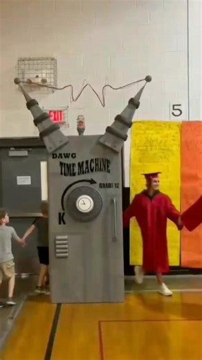 DAY 105: “Teacher Builds a Time Machine for Students 😱#SchoolExperiment #TimeMachine #ViralShorts