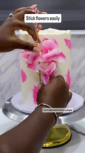 1.4K views · 72 reactions | This should give you a better understanding of how to stick flowers perfectly to your cakes without them falling off. @labiis_bakery #learncakes #cakedecoratinghacks #cakedecoratingideas #floralcakes #bakersinnigeria #cakeartistinnigeria #worldbakers | Learn Cakes and Baking | Facebook