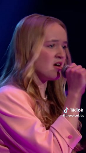 Martha und Norah sind beste Freundinnen. 🥰 Wenn sie zusammen auf der Bühne stehen, merkt man, dass sie sich blind verstehen. Sie singen