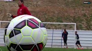 372K views · 14K reactions | Impressionnant et intense ! 1 min 30 de l'entraînement des gardiens hier soir avec Mandanda et Costil dans les rôles principaux. | Équipe de France de Football | Facebook