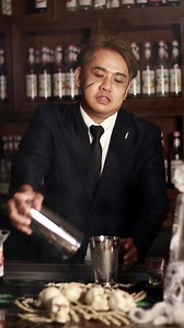 🕷️The Poison tea is a fun Halloween Mocktail. ธี่นี่!!ผีไม่หลอก แต่ผีมาบอก 👻 สูตรเครื่องดื่ม ชาพิษ ที่ไม่ใช่ยาพิษ 🖤 ลองทำตามกันดู รับรองความอร่อยแน่นอน 🔮Recipe: 20ml MONIN Raspberry tea Syrup 100ml Red apple juice 5ml Lime juice On top: Butterfly pea cream cheese Garnish: Worm jelly #MONINThailand #createwithmonin #moninsyrup #Halloween | MONIN