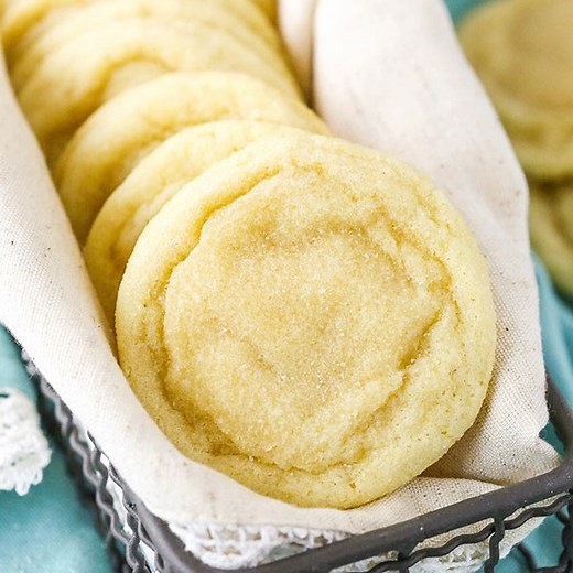 These Easy Sugar Cookies don’t need to be chilled and stay wonderfully soft & chewy for DAYS! It’s my best sugar cookie recipe and perfect for the holidays! Recipe: https://www.lifeloveandsugar.com/best-soft-and-chewy-sugar-cookies/ Pin it for later: https://www.pinterest.com/pin/113012271887978428/ | Life, Love and Sugar