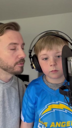 HOW TO SING Thunderstruck by AC/DC. Father-son rockin’ moment! 🤘🎶 Ash and I took on ACDC’s Thunderstruck. Ash nailed the solo! 💪 Watch now for some family jam sesh! #fatherandsontiktok #acdc #thunderstruck #acappella