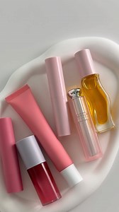 On a toujours ce qu'il faut dans notre sac à main 👜💄 #beauteprivee #makeup #beaute #levres | Beauté Privée