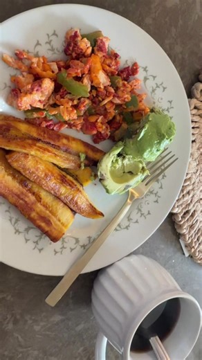 Embarazada, cansada… pero cocinando con amor. Porque el amor de mamá también se sirve en el plato. 🤍👶🏻🍽️ #C#CocinarConAmorV#VidaDeMamáE#EmbarazoRealC#ComidaCaseraMomLife