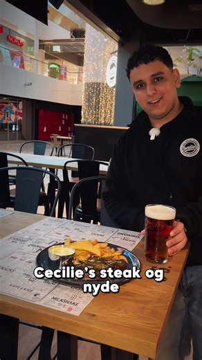 🇩🇰⚽️ Danmark vs. Spanien – vi viser kampen i morgen d. 24. jan kl. 18! 🔥🍻 🇩🇰⚽️ Danmark vs. Spanien – vi viser kampen i morgen d. 24. jan kl. 18! 🔥🍻 Kom og se den hos Cecilie’s – god stemning, kolde drikkevarer og selvfølgelig kamp på skærmen 📺✨ Og bliver du sulten undervejs? 🤤 Så skal du prøve vores NYE grilltallerken til kun 149,- 👉 Husk at booke bord - så er du sikret plads! 📍 Vises i alle afdelinger #cecilies #håndbold #sportsbar