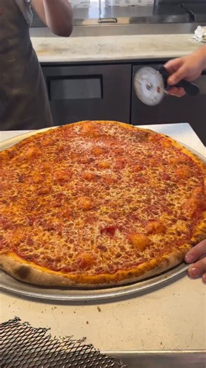 Extra large cheese pizza 😍 | Nick's Pizza South Beach