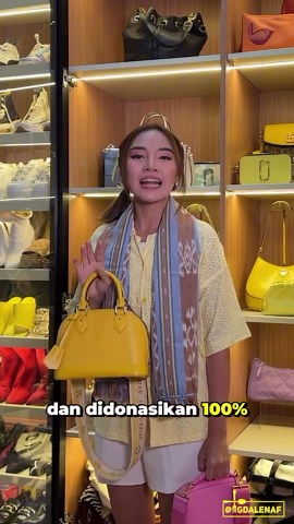 Magda on Instagram: "#SatuBarangSeribuHarapan untuk pembangunan sekolah kuliner di NTT bersama @sumbaculinaryprogram 💛 Bagiku, project ini lebih dari sekadar program sosial. Ini tentang belajar melepas kemelekatan pada barang, pada gaya hidup, pada persepsi “cukup.” Karena kadang, satu barang mewah yang kita punya… bisa jauh lebih berarti jika dialihkan untuk masa depan orang lain. Untuk mimpi. Untuk pendidikan. Untuk perubahan nyata!"