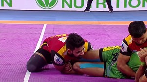 What a Super Tackle🤯 There's nothing that can stop our #BullSquad #FullChargeMaadi #RivalryWeek #SuperhitPanga #VivoProKabaddi #BengaluruBulls #kabaddi #VivoPKL8 #Season8 #khelkabaddi | Bengaluru Bulls