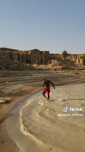 August officiel 🇷🇴 (@august_offficiel)’s video of Ronaldo Song