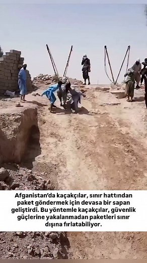 2.7K reactions · 31 comments | Afganistan’da kaçakçılar, sınır hattından paket göndermek için devasa bir sapan geliştirdi. Bu yöntemle kaçakçılar, güvenlik güçlerine yakalanmadan paketleri sınır dışına fırlatabiliyor. O anlara ait görüntüler sosyal medyada büyük ilgi gördü. #Afganistan #Kaçakçılık #SınırGüvenliği #PaketGönderme #SosyalMedya #ViralVideo #Gündem | Bu Da Bir Haber | Facebook