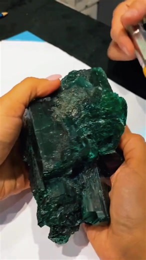 Exploring Emerald Gemstones: Cuts and Characteristics