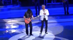 Carlos Santana and Rod Stewart with “I'd Rather Go Blind" | Skyville Live