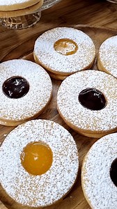 Se pensiamo al nome di questi deliziosi biscotti, ci viene in mente subito l’uovo al tegamino che siamo soliti chiamare all’occhio di bue dove il tuorlo, lasciato intero al centro dell’albume rappreso, nella forma grande e tondeggiante, richiama l’occhio di un grosso animale, il bue in questo caso. I biscotti all’occhio di bue, preparati artigianalmente, sono biscotti tipici siciliani della pasticceria secca ma sono diffusi in tutta Italia particolarmente in Calabria, Sardegna e persino in Alto 