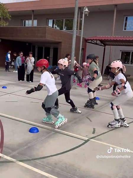 El pasado sábado 23 de Noviembre se celebró la Primera Jornada de Competición de Patinaje, dels “Jocs Escolars 2024/2025” Aquí os dejamos un vídeo resumen de lo bien que nos lo pasamos. #rutaspatineras #freestyle #patinajedevelocidad #rollerfamily #unete #clubpatinajehelike #aprende #clases #rutas #derrapes #cursos #eldeportenotieneedad #niños #reactivate #patines #rollerskates #familia #eldeportenoserinde #patinajeenelche #yopatinoenelche #MadeOfAdrenaline @pcgardeninformatica @comunitatesport 