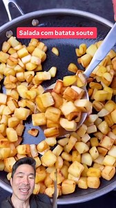Olha só que delícia essa salada com legumes grelhados, molho especial e uma batatinha soute! Ingredientes 🥔 Batatas 🫒 Óleo vegetal 🥕 Cenouras 🧅 Cebolas 🌶️ Pimentões vermelhos 🥒 Picles 🌽 Milho Molho 🥛 Iogurte desnatado 🍶 Maionese light 🥄 Mostarda 🍋 Suco de limão 🧄 Alho 🌿 Endro (dill) 🧂 Sal e pimenta-do-reino #salada #batatasouté #supereels #purotalento #reelsdereceitas | Pitadas do Japa