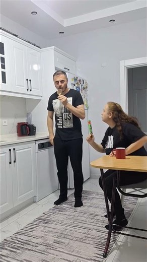 Kandırdı, yedi, kaçtı 😂Abone ol, devamı geliyor!#evhalleri #komedi #reklamdeğildir #mizah #shorts