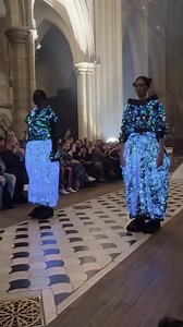 ANREALAGE: Innovación y Futuro en la Moda En el mundo de la moda, pocas marcas logran desafiar las normas establecidas con la creatividad y visión que ANREALAGE ha demostrado a lo largo de los años. Fundada en 2003 por Kunihiko Morinaga, esta marca japonesa se ha destacado por su exploración de la tecnología, la geometría y la luz en el diseño de prendas de vestir, creando piezas que no solo son ropa, sino experiencias visuales y sensoriales. Desde sus inicios, ANREALAGE ha integrado la tecnolog