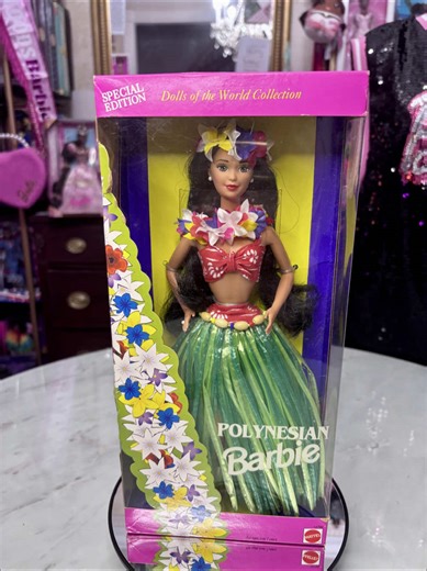 🌺 Polynesian Barbie (1994) – Dolls of the World Collection 🌺 The Dolls of the World Collection has long been one of Mattel’s most beloved series, celebrating cultures and traditions from around the globe through Barbie’s timeless style. Polynesian Barbie is a vibrant representation from this collection, featuring long dark hair, a bright floral lei, a red patterned top, and a flowing grass skirt inspired by traditional island attire. Her colorful presentation captures the warmth and beauty ass