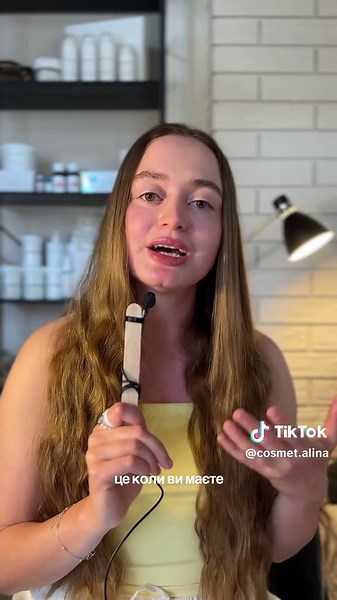 👇🏻що має середню/ обмежену доказовість? - Низький вміст жирів / низьковуглеводні дієти \t•\tВплив: \t•\tЖири потрібні для синтезу статевих гормонів (особливо холестерин — попередник стероїдів). \t•\tТривала кетогенна чи дуже обмежена дієта → ↓ естрогенів → порушення циклу. ⚠️ У деяких випадках може виникати аменорея або затримка менархе у підлітків на тривалій низькокалорійній / низькожировій дієті. -Макро- і мікронутрієнти \t•\tЗалізо: дефіцит — причина порушень циклу (погіршення загального с