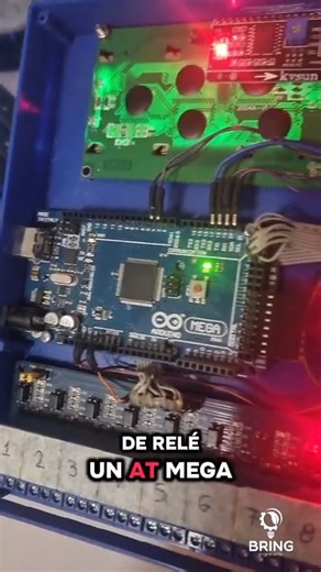 Bring 👋l Eficiencia Energética on Instagram: "⚙️ Mini PLC casero con ATMEGA2560 y Modbus RTU En este proyecto armamos un sistema con: 🔹 Un ATMEGA2560 🔹 Un módulo de 8 relés 🔹 Una pantalla LCD 20x4 I2C 🔹 Y un conversor MAX485 para comunicación RS485 – Modbus RTU 📊 Permite leer hasta 16 sensores, definir variables, esclavos, direcciones y umbrales para activar salidas según valores de proceso. Además, se puede alimentar con un powerbank, logrando una operación autónoma en campo 🔋 Es básicam