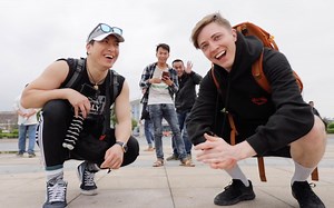 路人指中国地图，指到哪里就去哪里，竟然指到了... (三）