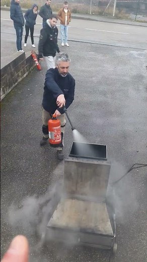 Manipulation extincteur à eau sur feu de poubelle