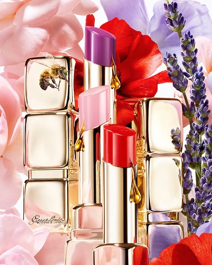 Discover new KissKiss Bee Glow. Featuring 98% natural-origin ingredients*, its balm formula is enriched with honey to revive the natural colour of the lips, regenerating and hydrating for 24 hours.** A swipe of glowing shine, a luxuriously addictive texture. Available in six luminous shades. ——— *Based on ISO 16128 standard, the remaining 2% contribute to product integrity and sensoriality. **Instrumental tests on 21 volunteers. Discover new KissKiss Bee Glow: bit.ly/3JV8ByP | Guerlain