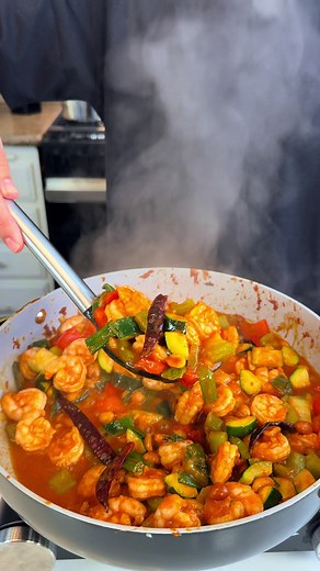 Kung Pao Shrimp 2lb shrimp 1 tsp oyster sauce 1 tsp soy sauce 1 tsp sherry cooking wine 1 tsp sesame oil 1 tsp ginger paste 1 tbsp corn starch 1/2 tsp gochugaru 1/2 tsp onion/garlic powder 1/4 tsp pepper **Cook on high heat in batches. Sauce 2 tosp soy sauce 1 tsp oyster sauce 1 tbsp sherry cooking wine 1 tsp gochugaru Veggies 2 diced zucchini 1 red & green bell pepper 1 pack green onions 3 chopped garlic cloves 1/2 cup peanuts 4-8 Chiles de Arbol #kunpaoshrimp #shrimp #mexicanfood #easyrecipe #