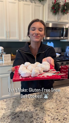Need a last minute gift idea? 🎁 These Gluten-Free Snowball Cookies are a buttery shortbread cookie filled with nuts and rolled in powdered sugar and they make the perfect festive cookie tin addition! ⛄️ Grab the recipe link in the comments! 👇#mamaknowsglutenfree #glutenfreerecipes #glutenfreebaking #snowballcookies | Mama Knows Gluten Free