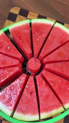 Easiest way to slice watermelons. 1️⃣ Stainless Steel Watermelon Slicer
