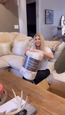 Lizzy Musi on Instagram: "LOVE MY @lolablankets had to go with the checkerboard pattern! 🏁 #home #cozy #soft #cuddly #lolablanket"