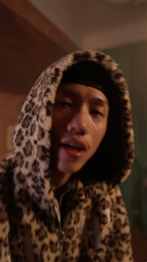 ♪សម្រស់ជីវ៉ាធ្វើឱ្យបងដេកស្រវឹងប្រៀបដូចជាសូរា♪