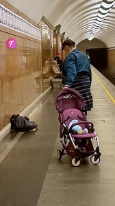 Expérience sociale dans une station de métro. | Femme Heureuse