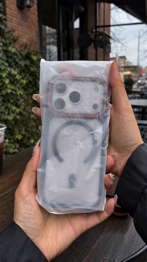 ✨サファイアブルー半透明磁気吸着ケース新入荷✨ TPU素材でなめらかな肌触り、手に馴染みやすい質感です。 半透け仕様の背面デザインがスタイリッシュ！ 強力磁気リング付き、対応機器でワイヤレス充電可能🔋 程よい落ち着きのある鮮やかなブルーカラー。 本体を衝撃から守ってくれます。 各種モデルに対応しています。 気になった方は商品欄からぜひご確認ください☺ #スマホケース #磁気吸着スマホケース #半透明スマホケース #TPUケース #ワイヤレス充電対応 #サファイアブルー #ブルースマホケース #スタイリッシュ雑貨 #おしゃれスマホアクセサリー #肌触り良い