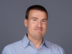 A CEO who wakes up without an alarm shared 5 tips to help you be a morning person by hacking your body's internal clock