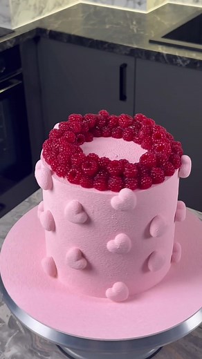 Zapisz na później ⬇️📎 Eng below 🤌🏻 Wianek malinowy Składniki na formę o średnicy 16 cm: - 250 g mrożonych malin ( 200 g puree malinowego ) - 55 g cukru - 15 g żelatyny 220 bloom ( ja używam od @droetkerpolska ) 75 g zimnej wody Sposób przygotowania: 1. Maliny podgrzewamy, blendujemy. Pozbywamy się pestek. 2. Żelatynę zalewamy zimną wodą. Odstawiamy na 7-10 minut. 3. Do puree dodajemy cukier oraz napęczniałą żelatynę. 4. Podgrzewamy na małym ogniu do całkowitego rozpuszczenia się cukru oraz że