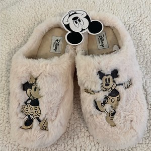 Disney Cream Mickey and Minnie Fuzzy Slippers Sz 7-8