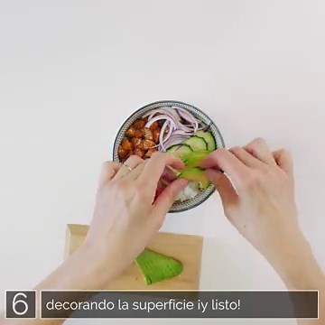 Cómo hacer ensalada poké de arroz, salmón y aguacate: receta fácil y rápida del popular 'poke bowl'