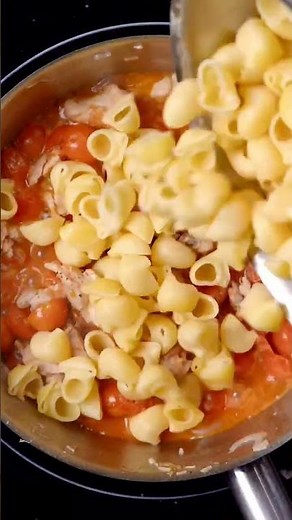 Pasta pesto met kip en kerstomaatjes