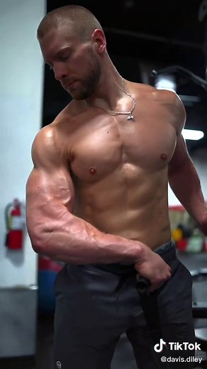 Bro 🤨 why is your right forearm bigger than your left? Fix it w these #bodybuilding #forearms #forearmworkout #forearmexercise #armday #armworkout #fitness #workout #davisdiley