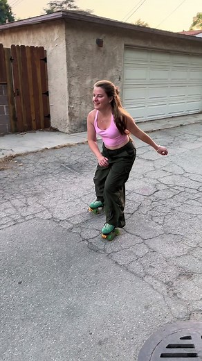 Three ways to stop on rollerskates ⭐️ spin, plow and toe stop. These pants are so comfy for skating ☺️ use code pollys0 for 15% off @halara_official #halara #halaraskirt #halarapants #halaracargo