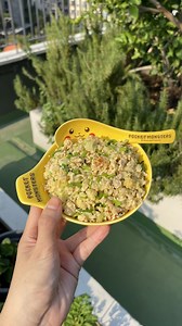 ปลูกเอง ทำเอง กินเอง ถ่ายวีดีโอเอง ตัดเอง 😎 นักเลงพอ -ผัดกระเทียมให้หอม ตามด้วยโคนต้นหอม -ใส่ไข่ ผัดพอสุก -ตามด้วยกะหล่ำดอกซอย -คั่วในกระทะให้หอม -ปรุงรสตามชอบ -โรยต้นหอม ฟินโคตรรรร หรือจะกินคู่พริกน้ำมันก็คือดี Stir fried cauliflower with egg is a great dish on its own. Adding homemade chili oil is also very delicious or pairing it with other dish is amazing too- the combination flavors of sweet, veggie crunch and freshness. How do you like to eat your cauliflower? In Thailand, we cook caulifl