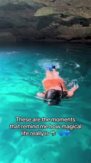 Watching my daughter snorkel inside Devil’s Den 🤿 This is a prehistoric underground spring in Florida, formed millions of years ago, once completely hidden beneath the earth. The water stays around 72°F year-round, crystal clear, and fed by an ancient aquifer. Standing here feels like stepping into another time… and watching her explore it makes it even more magical 🫶 ✨💙 #D#DevilsDenP#PrehistoricSpringF#FloridaSpringsU#UndergroundSpringSnorkelingLife