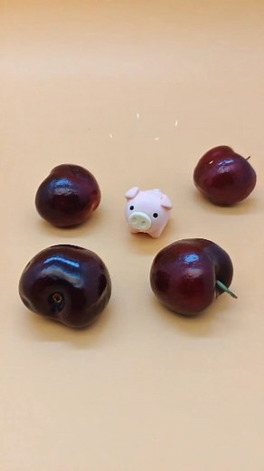 Piggy wants to eat Little Cherry but....🐷 | Brainier