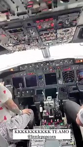 8.8K views · 154 reactions | A video that has gone viral shows MC Pipokinha inside the cockpit of a Boeing 737 of  Brazilian airline GOL Linhas Aéreas. The funk singer took off her pants next to the pilot, even though he asked her not to. It remains unknown if GOL has launched an investigation.  Unknown Copyright/Twitter | FlightMode | Facebook