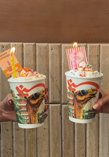 ماتشا محضّرة بطريقة احتفالية، لمسة مميزه ليومك المميز 📸🎈. Matcha prepared in a festive way, a special touch for your special day 📸🎈 #explore #بينا #ماتشا #viral #birthday