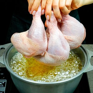 577K views · 1.8K reactions | Tüm tarifleri unutun! Tavuk budu pişirmenin tek yolu budur Malzemeler: bütün tavuk budu: 1 kg tuz: 4 g karabiber: 4 g zerdeçal: 4 g tatlı pul biber : 4 g yağ: 30 ml yağ: 20 ml eritilmiş tereyağ: 100 g soğan: 1 adet havuç: 1 adet mantar: 200 g kırmızı dolmalık biber: 1 adet pirinç: 300 g pişirme kreması : 200 g tavuk suyu: 500 ml sarımsak: 10 g defne yaprağı: 2 adet | Lezzetli.TV | Facebook