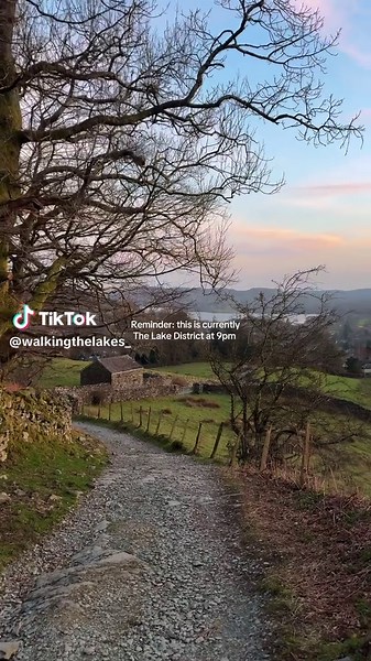 Just a brief reminder this is The Lake District at 9pm ☺️✨